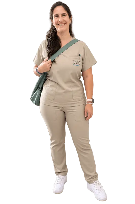 Vero con su ambo de TAO veterinaria saliendo a atender a sus clientes Vero con su ambo de TAO veterinaria saliendo a atender a sus clientes